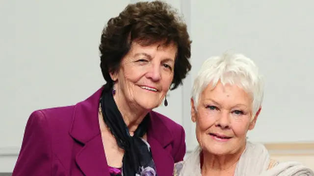 Philomena Lee ve Dame Judi Dench