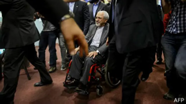 وزیر خارجه ایران که از کمردرد رنج میبرد، روی صندلی چرخدار آمد