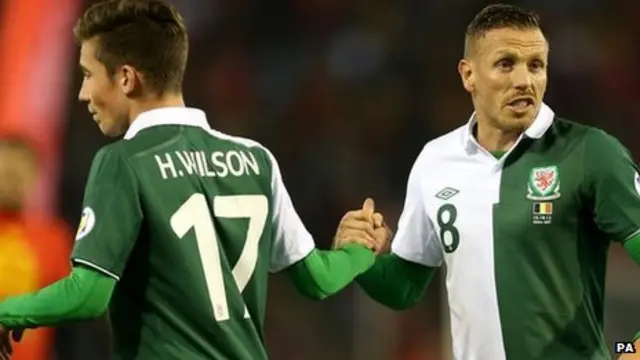 Harry Wilson em campo por País de Gales