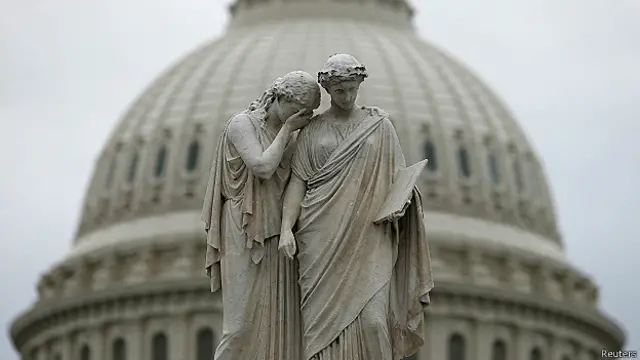 Estatua "Dolor e Historia" frente al Capitolio