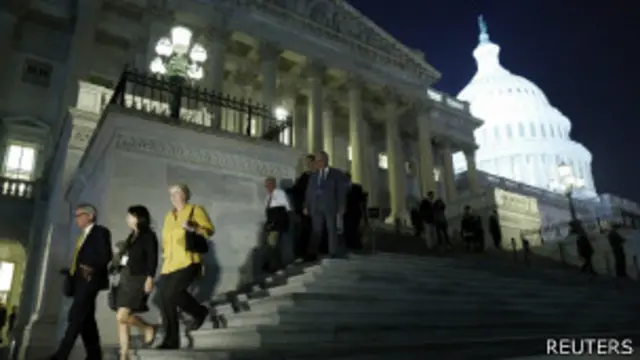 Các hạ nghị sỹ Hoa Kỳ đã phải họp bàn và biểu quyết muộn vào đêm 16/10 để chấm dứt tình trạng chính phủ ngưng hoạt động do hết tiền