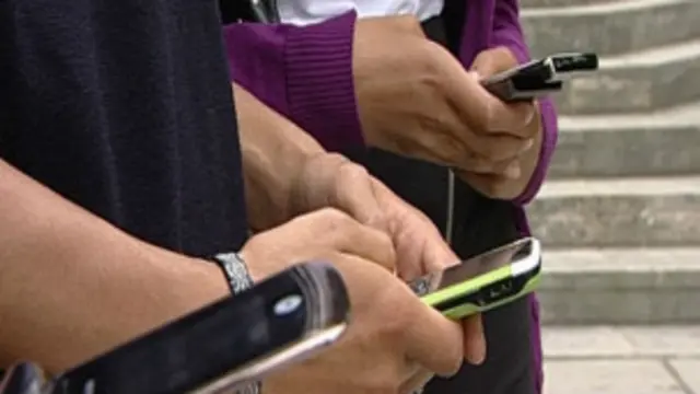 نابالغ افراد میں موبائل فون کے غیر محتاط استعمال سے کئی اخلاقی اور قانونی مسائل نے جنم لیا ہے