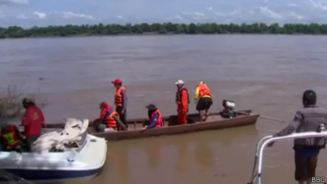 Các đội tìm kiếm xác nạn nhân vụ tai nạn trên sông Mekong