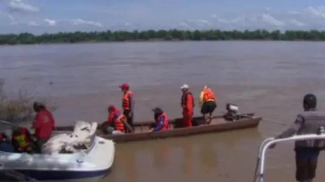 Công tác tìm kiếm, trục vớt nạn nhân sau vụ tai nạn gần Pakse