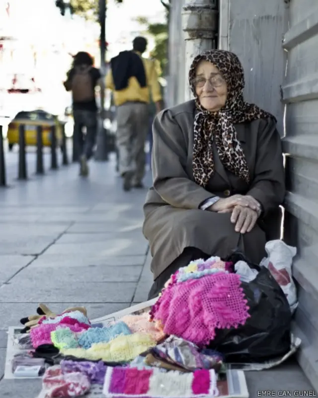 Emre Can Günel: "Beşiktaş'ta kendi işlerini satan yaşlı bir kadın. Gücenmiyor, gülüyor çevresine buruk bir mutluluk yayıyor."