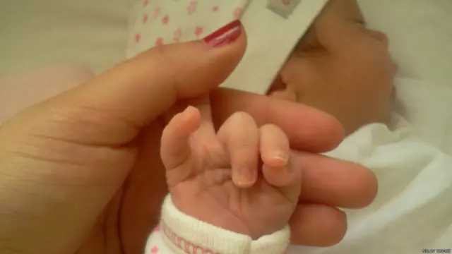 Bu fotoğrafı gönderen Nilay Yavuz: "Pembe renklerle hayata merhaba diyen kız çocuklarının kadınlığa kırmızı vamp [renklerle] geçişi. Kadın olmanın öncesi ve sonrası bir arada."