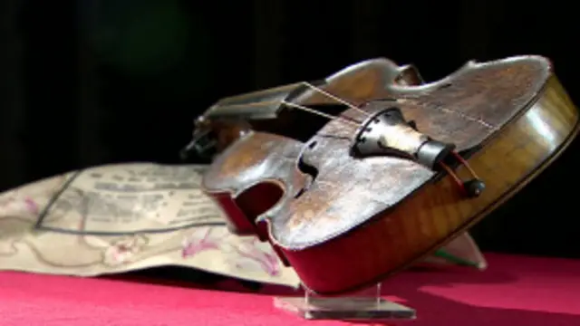 Reza a lenda que o violino foi tocado mesmo enquanto o navio afundava