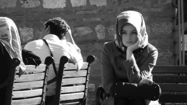 Gabriella Daróczi-Ak: "Üsküdar meydanında bu kadın yüzünü saklıyordu, sanki çok üzülüyor, hemen çektim onu, sonra elini yüzünden kaldırdı ve dünya güzeli, kırılgan yüzünü gördüm ve makinemle çekip eve taşıdım..."