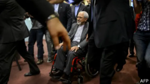 محمد جواد ظریف وزیر خارجه ایران کنفرانس ژنو را بعلت کمردرد روی صندلی چرخدار ترک کرد