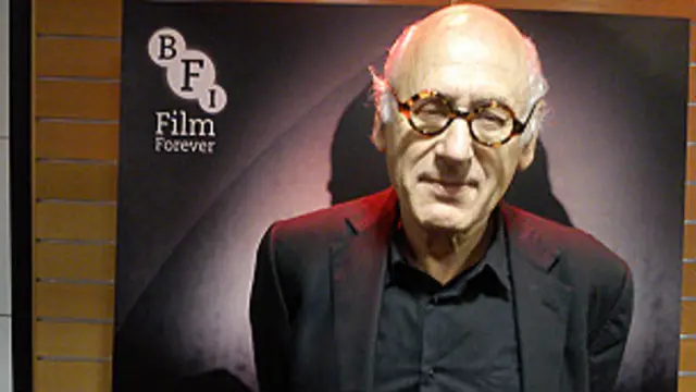 مایکل نایمن در سالن تاریک "ان اف تی"، کنار پرده سینما نشست و تم های منتخب برخی از فیلم هایی را که برایشان موسیقی ساخته بود با پیانو نواخت