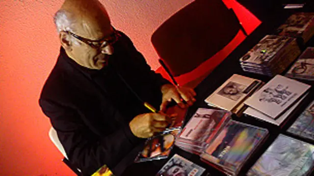 مایکل نایمن بعد از اجرای برنامه، سی دی ها و آلبوم های موسیقی های خود را برای دوستدارانش امضا کرد