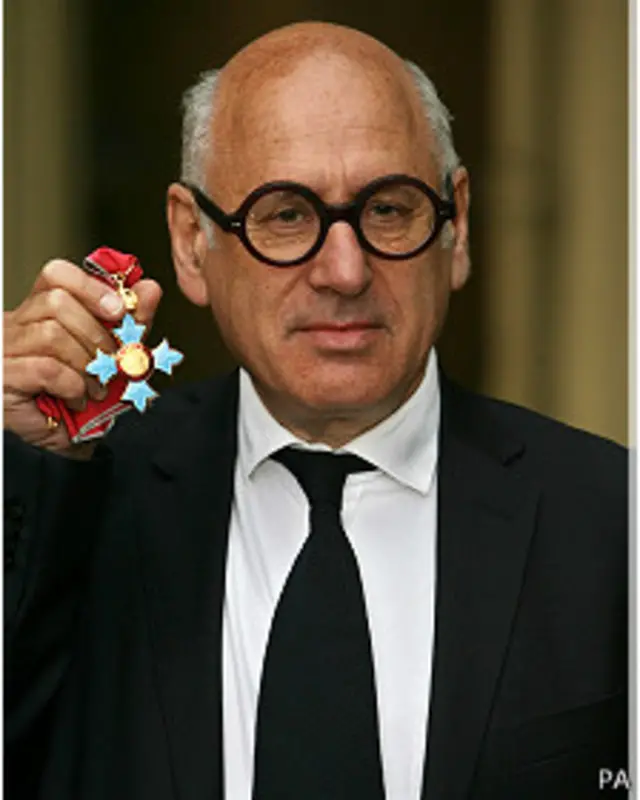 او در سال ۲۰۰۸ به پاس خدماتش به موسیقی یکی از نشان های دولتی بریتانیا را از ملکه بریتانیا دریافت کرد