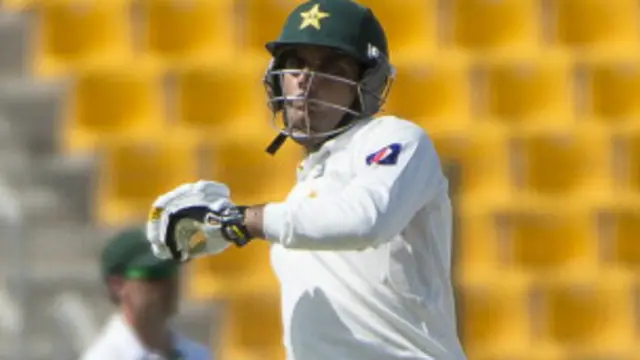 تین ابتدائی کھلاڑیوں کے آؤٹ ہونے کے بعد مصباح الحق نے صورتحال کو سنھبال لیا