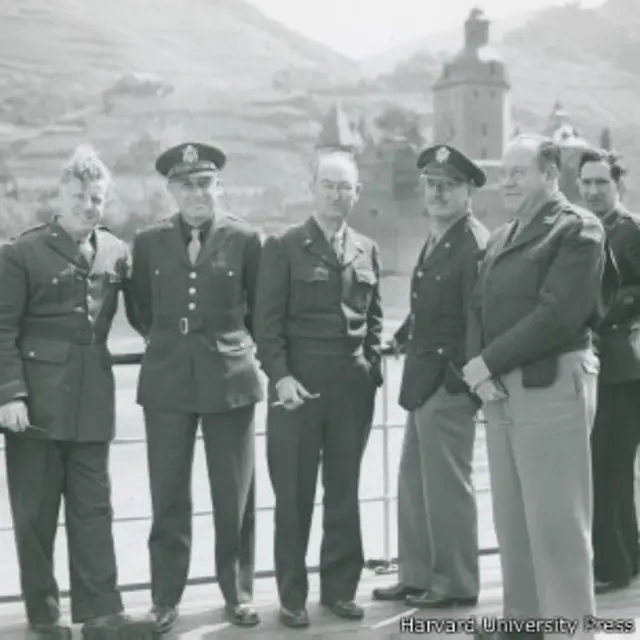 Американские киномагнаты путешествуют по Рейну на личной яхте Гитлера. Второй справа – вице-президент МГМ Эдди Манникс, третий справа – Джек Уорнер.