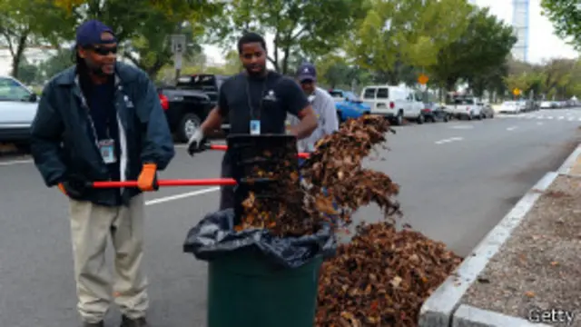 Работники музеев в Вашингтоне чистят улицу