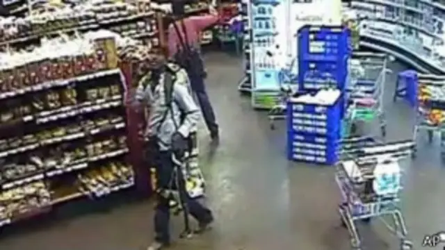 Un des assaillants se promène dans le centre Westgate tout en parlant au téléphone.