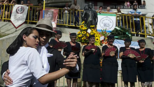 Bailan tango en Medellín