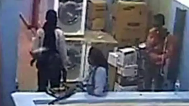 قال هنريكسن إن ذوهولو هو الذي يرتدي الثوب الاسود