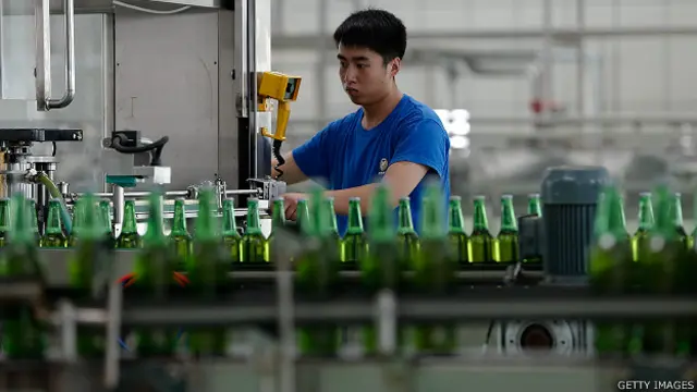 韩磊认为,中国的经济转型是不可避免的,依靠投资和出口的经济形态,要转变为依靠创新和消费的经济形态,这是非常非常困难和充满挑战的。