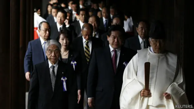 尾辻秀久（前左）等日本國會議員進入靖國神社參拜（18/10/2013）