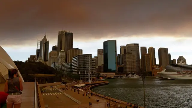 پندرہ مقامات پر آگ کے شعلے قابو سے باہر ہیں اور دھوئیں اور راکھ سے سڈنی کے افق پر کہر کی ایک چادر سی تن گئي ہے۔