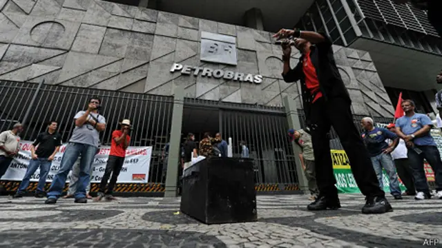 巴西石油工人在里约热内卢巴西石油公司总部外集会(17/10/2013)