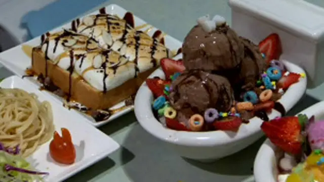 Comida do restaurante também é servida em privadas e urinóis em miniatura