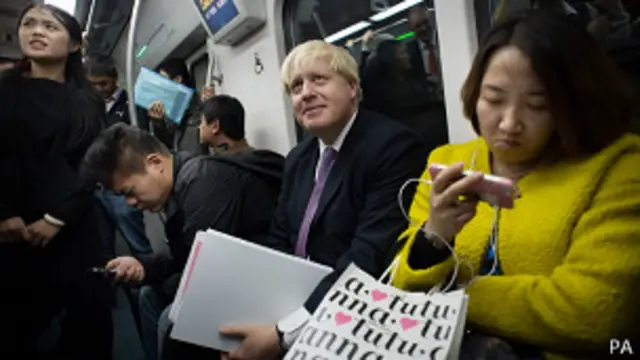 鲍里斯·约翰逊在北京地铁一号线列车上(15/10/2013)
