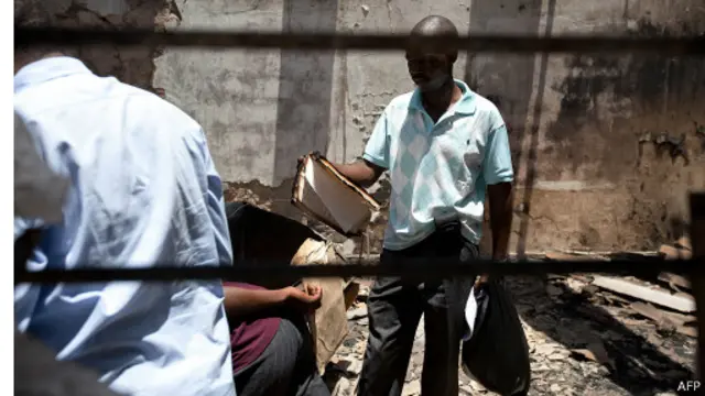 हमले में शॉपिंग माल पूरी तरह तहस-नहस हो गया है.