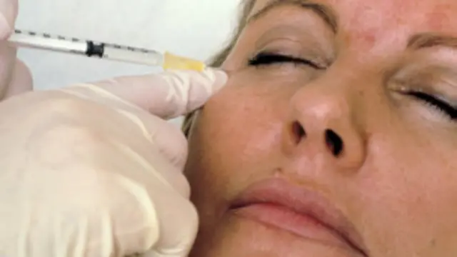 بوٹولینم چہرے پر شکنیں پیدا کرنے والے اعصاب کو تباہ کر دیتا ہے 