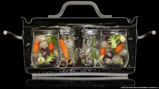 جدید پکوان کی اصطلاح ایسے باورچیوں نے استعمال کرنا شروع کی ہے جو کھانے پکانے کے عمل میں سائنسی بنیادوں پر تجربات کرتے ہیں اور نئے کھانے بناتے ہیں۔ اس تصویر میں سبزیوں کو کین میں محفوظ کیے جانے کے عمل کو تصویر میں محفوظ کیا گیا ہے