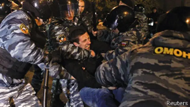 ОМОН задерживает протестующего