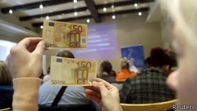 Женщина с купюрами в 50 евро