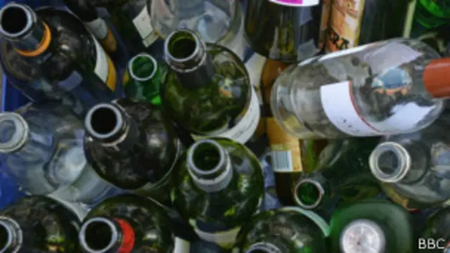 کینیا کې ډېری کسان د بیوزلۍ له کبله غیر معیاري شراب څښي.