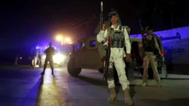 رجال الامن بدأوا باطلاق النار عشوائيا في الهواء لعدة دقائق رغم عدم وجود اي مهاجمين آخرين