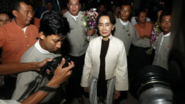 တတိယမြောက် ဥရောပ ခရီးစဉ် အတွက် ဒေါ်အောင်ဆန်းစုကြည် ရန်ကုန်က ထွက်လာစဉ်