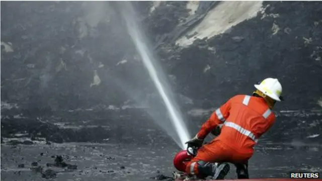 kebakaran pelabuhan santos