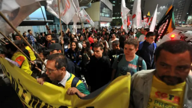 罢工石油工人在圣保罗街头游行（17/10/2013）