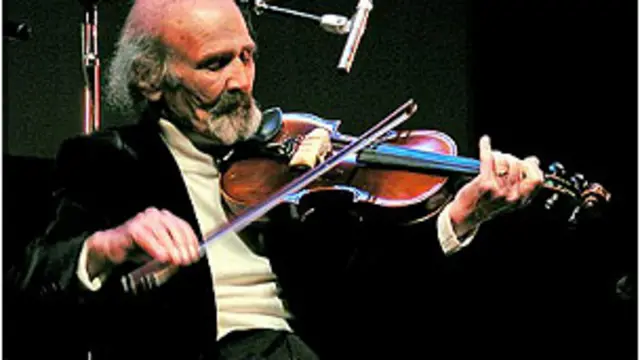 محمود ذوالفنون در خانواده ای اهل موسیقی پرورش یافته بود