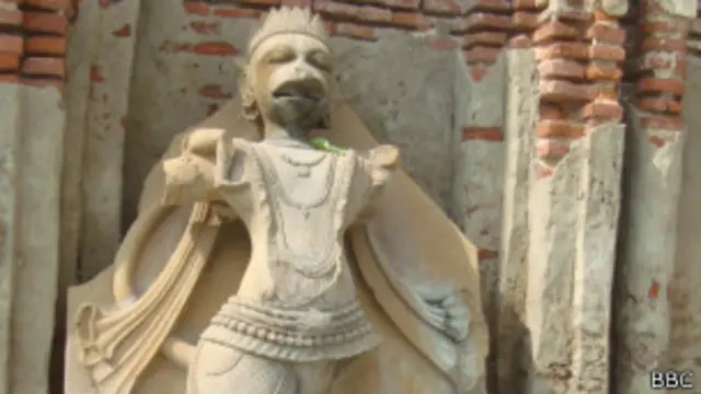 राव राम बक्स सिंह के किले में सोने की तलाश के लिए खुदाई जारी है.