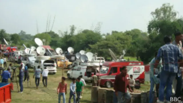 डौंडिया खेड़ा में मीडिया का भारी जमघट लगा है.