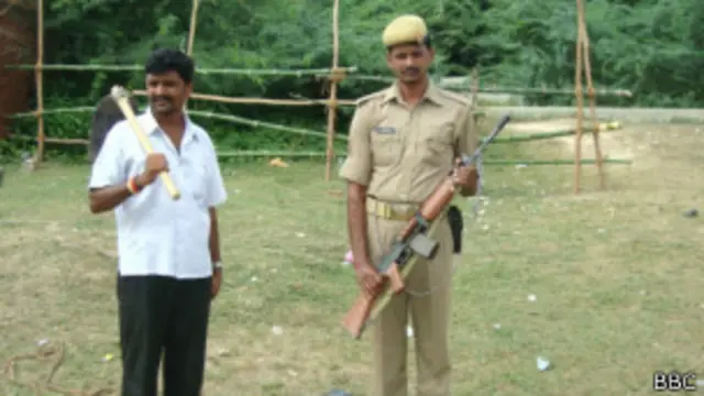 शोभन सरकार की भविष्यवाणी के बाद उन्नाव के डौंडिया खेड़ा में सोने की खोज के लिए एएसआई ने खुदाई शुरू कर दी है.