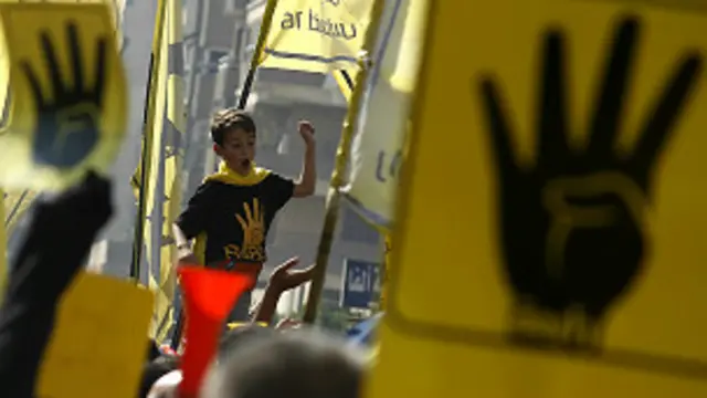 قتل مئات المتظاهرين عندما اقتحمت قوات الامن الاعتصام في ميدان رابعة العدوية في أغسطس / اب الماضي.