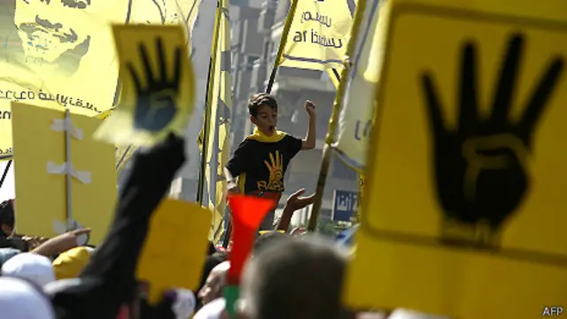 Biểu tình ủng hộ Morsi trước khi phiên tòa diễn ra