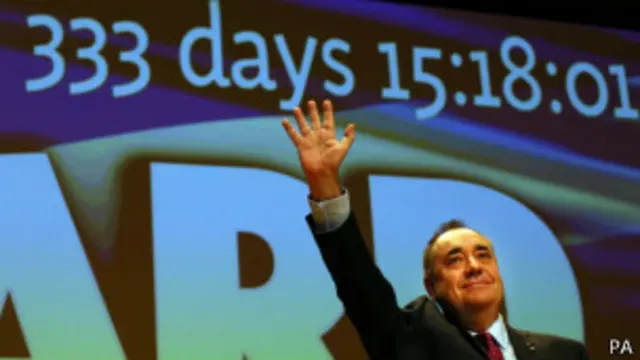 Первый министр Шотландии Алекс Салмонд выступает перед сторонниками