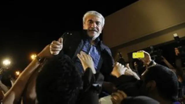 Llegada de uno de los liberados al aeropuerto