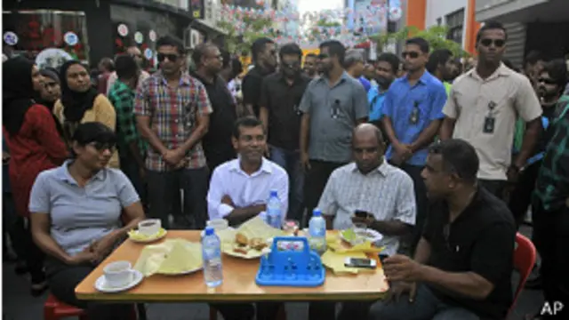 Нашид за столом со сторонниками