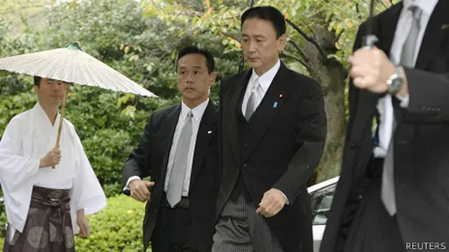 古屋圭司（右二）抵達靖國神社（20/10/2013）