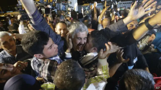 獲釋黎巴嫩人質在貝魯特機場與家人擁抱(19/10/2013)