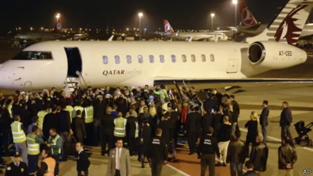 土耳其總理埃爾多安與被擄土耳其飛行員家屬等在伊斯坦布爾機場包圍接載他們回國的卡塔爾公務機(19/10/2013)